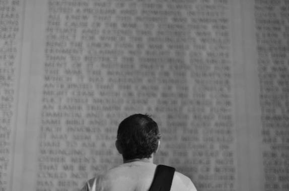 Lendo o discurso de Lincoln no início de seu 2o mandato, em plena guerra civil americana (em Washington DC, capital dos Estados Unidos)